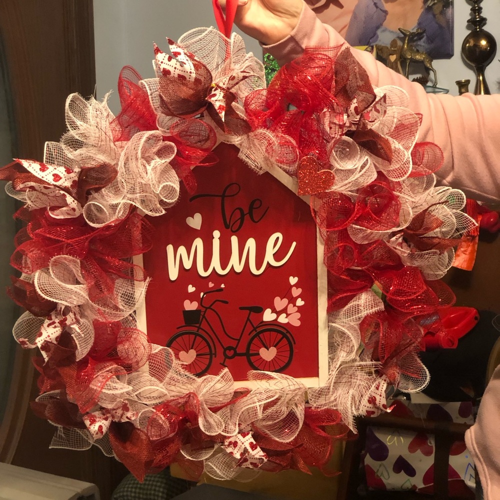 18in Valentines Wreath
Deco mesh/ Red& white